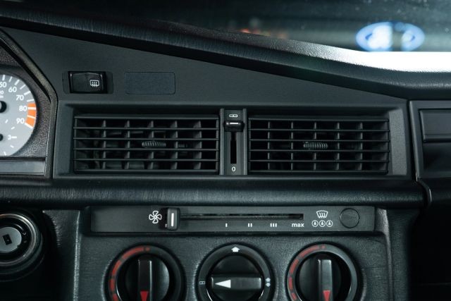 Mercedes-Benz-190-Class-1991-Sedan-16