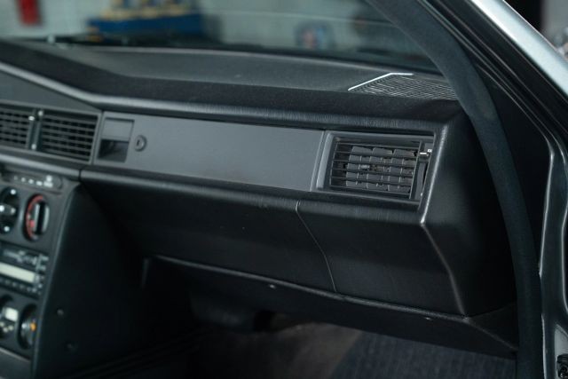 Mercedes-Benz-190-Class-1991-Sedan-29