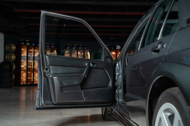 Mercedes-Benz-190-Class-1991-Sedan-31