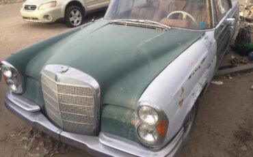 Mercedes-Benz-200-1966-Coupe-6
