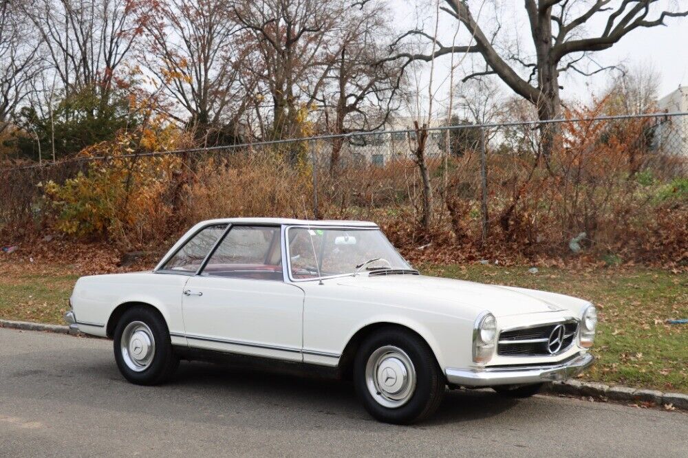 Mercedes-Benz-200-Series-1965