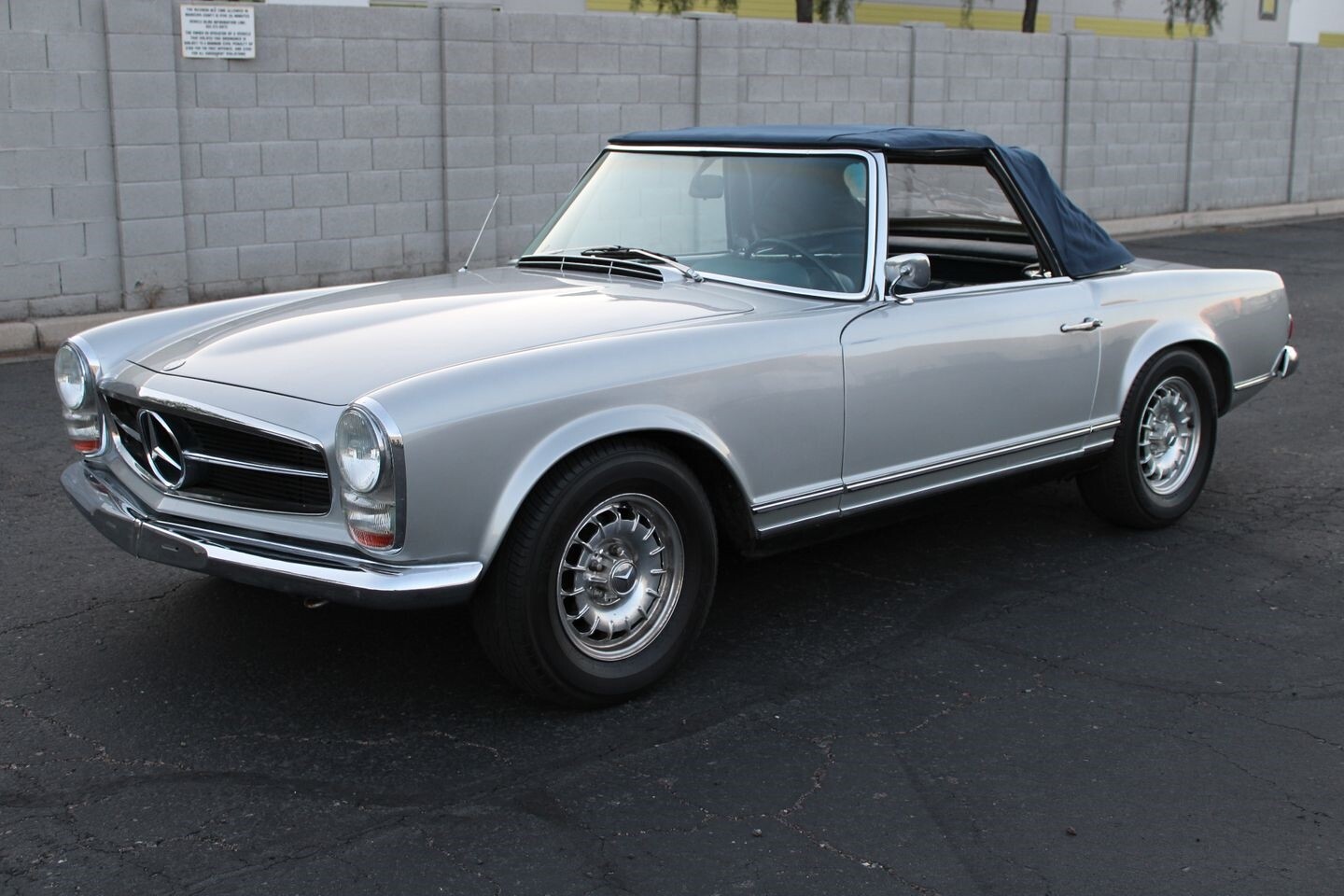 Mercedes-Benz-200-Series-1967-Convertible-10