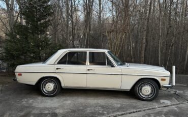 Mercedes-Benz-200-Series-1969-Sedan-1