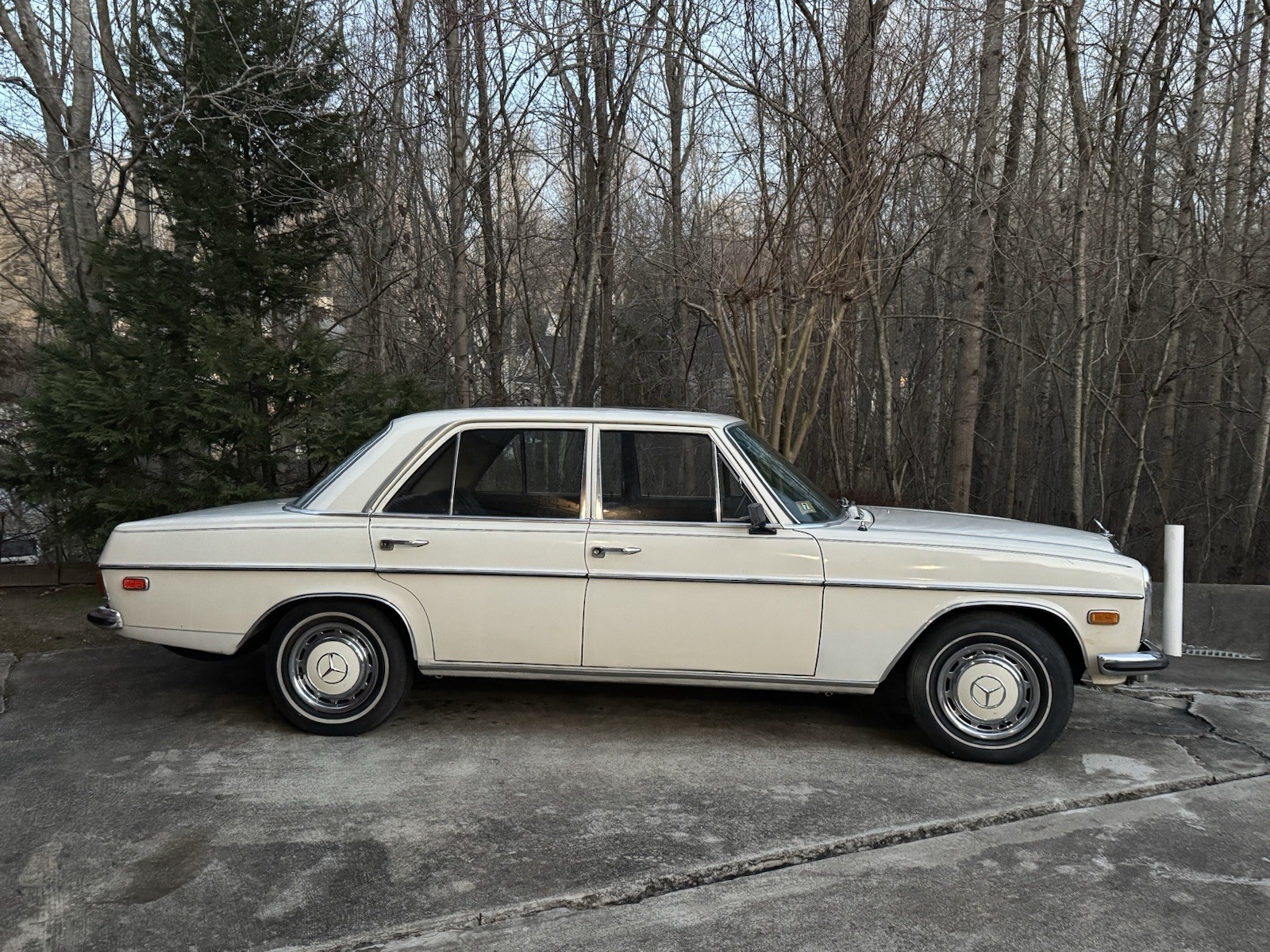 Mercedes-Benz-200-Series-1969-Sedan-1