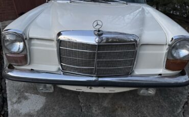 Mercedes-Benz-200-Series-1969-Sedan-10
