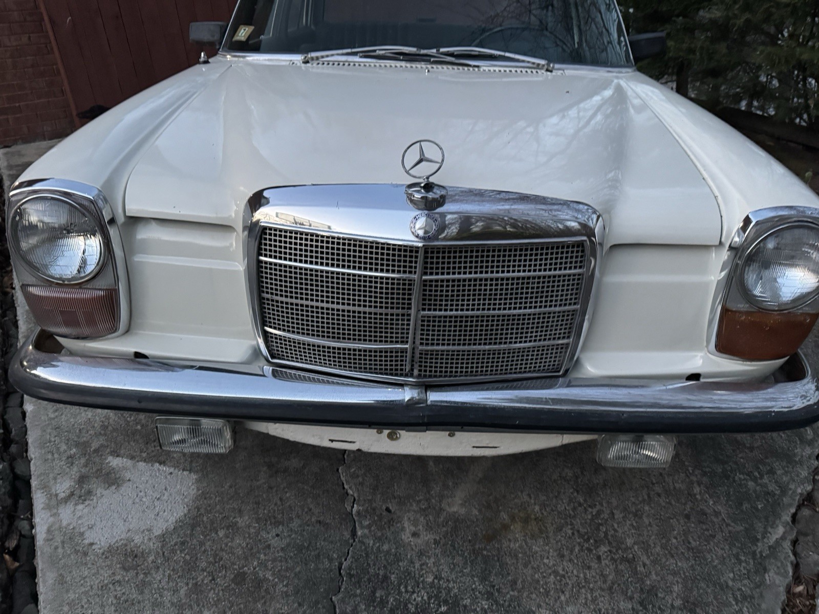 Mercedes-Benz-200-Series-1969-Sedan-10