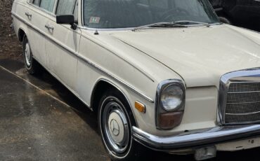 Mercedes-Benz-200-Series-1969-Sedan-11