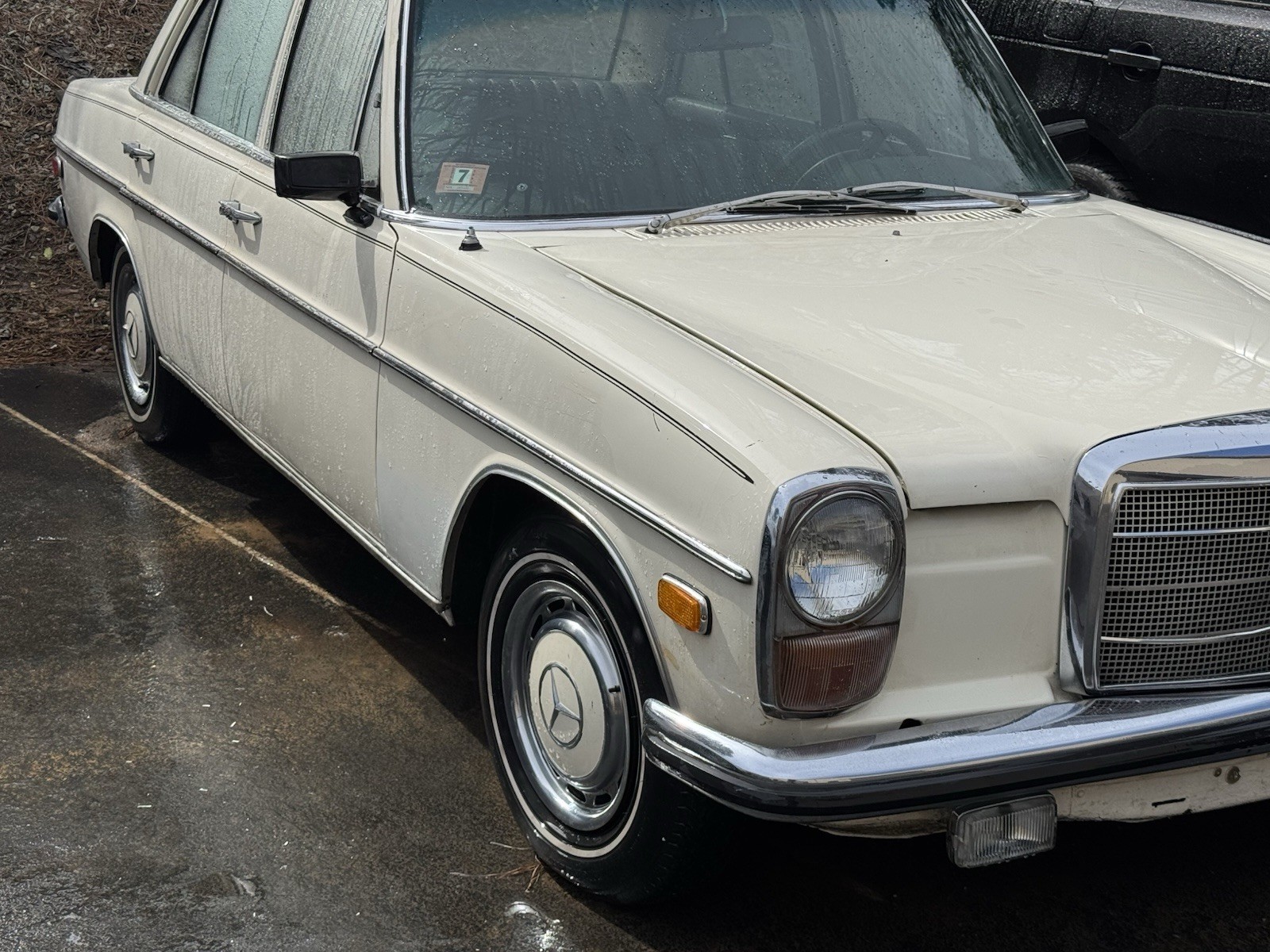 Mercedes-Benz-200-Series-1969-Sedan-11