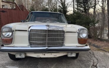 Mercedes-Benz-200-Series-1969-Sedan-12