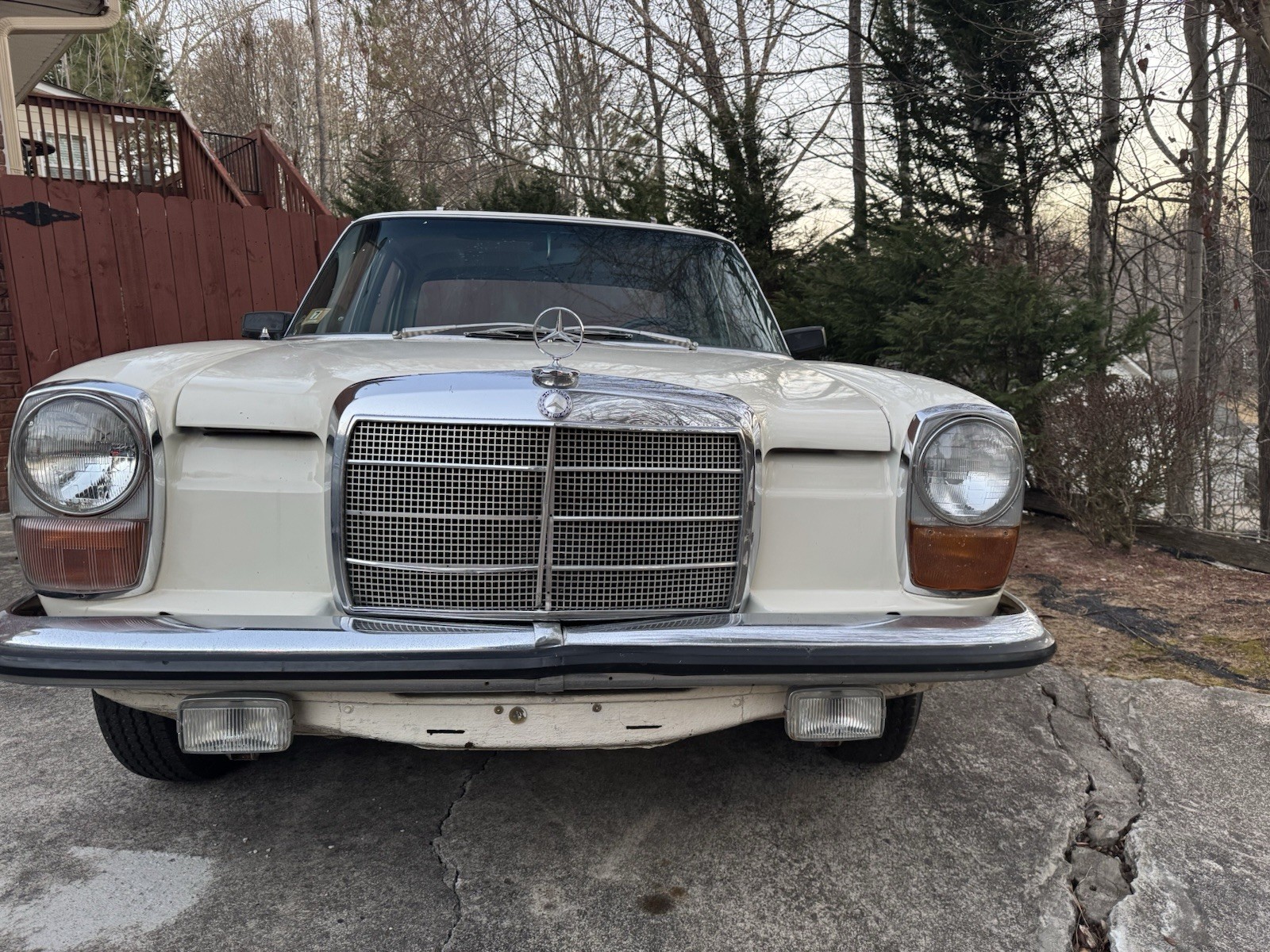 Mercedes-Benz-200-Series-1969-Sedan-12