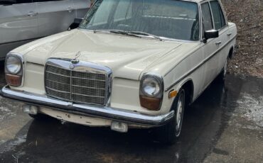 Mercedes-Benz-200-Series-1969-Sedan-13