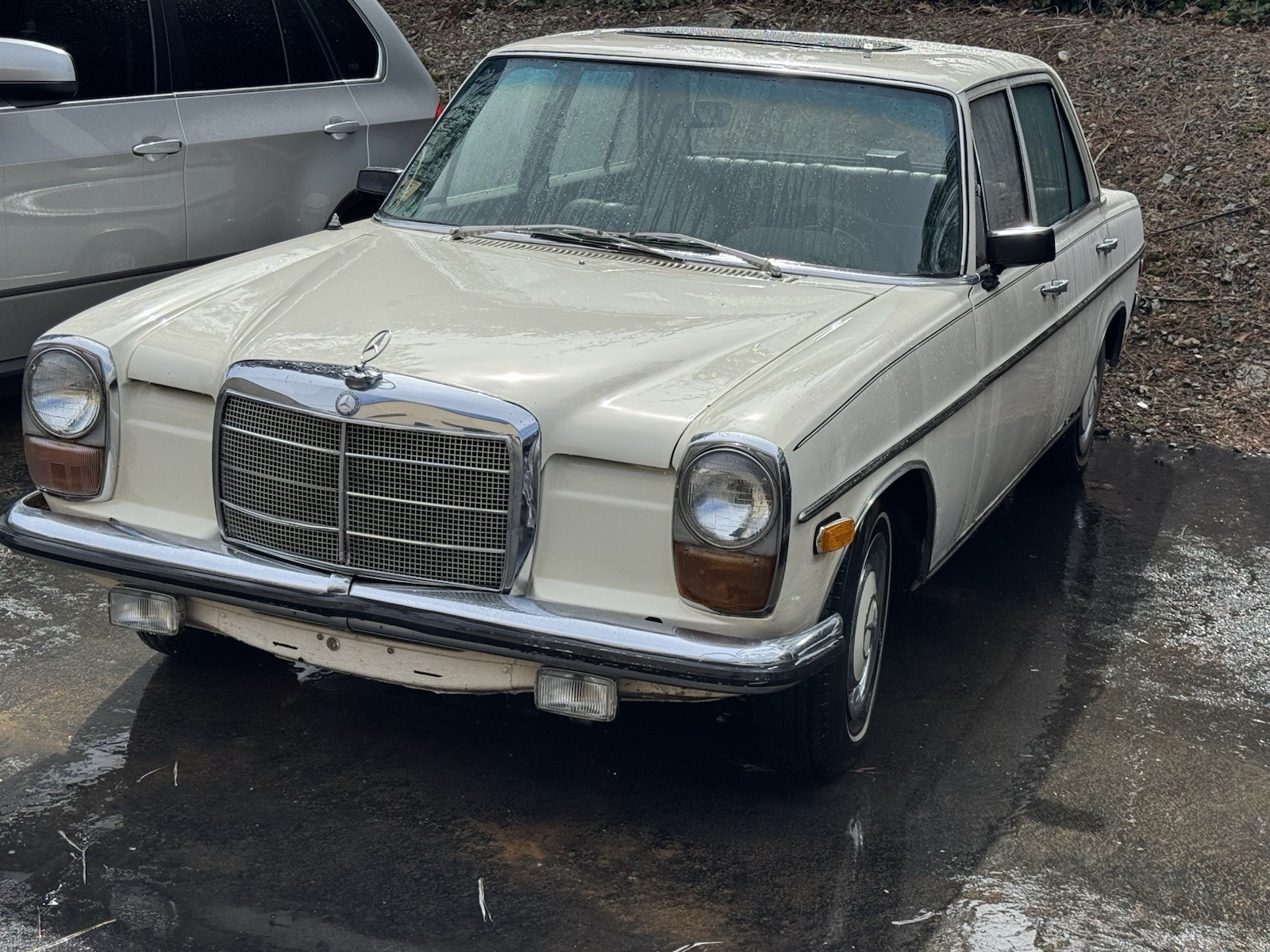 Mercedes-Benz-200-Series-1969-Sedan-13