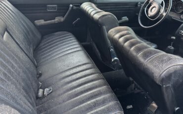 Mercedes-Benz-200-Series-1969-Sedan-15