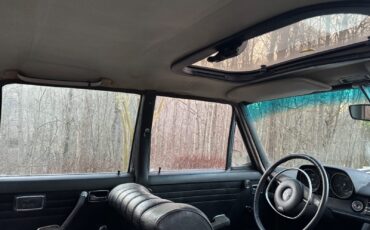 Mercedes-Benz-200-Series-1969-Sedan-17