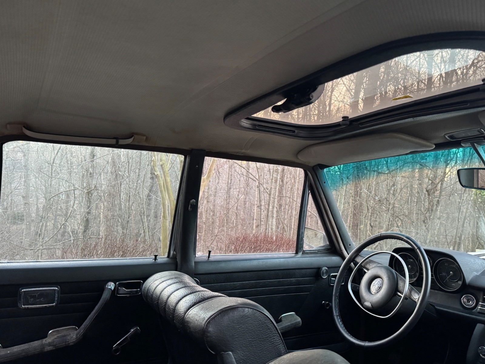 Mercedes-Benz-200-Series-1969-Sedan-17