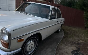 Mercedes-Benz-200-Series-1969-Sedan-2