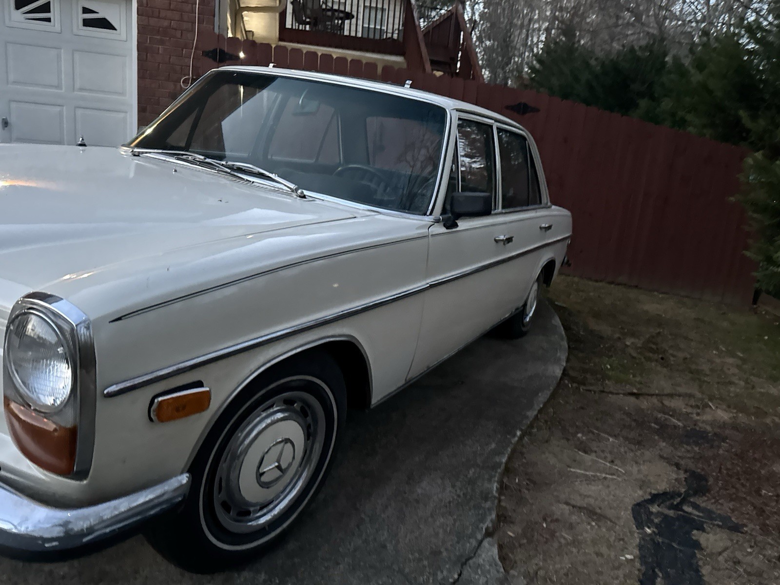 Mercedes-Benz-200-Series-1969-Sedan-2