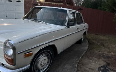 Mercedes-Benz-200-Series-1969-Sedan-4