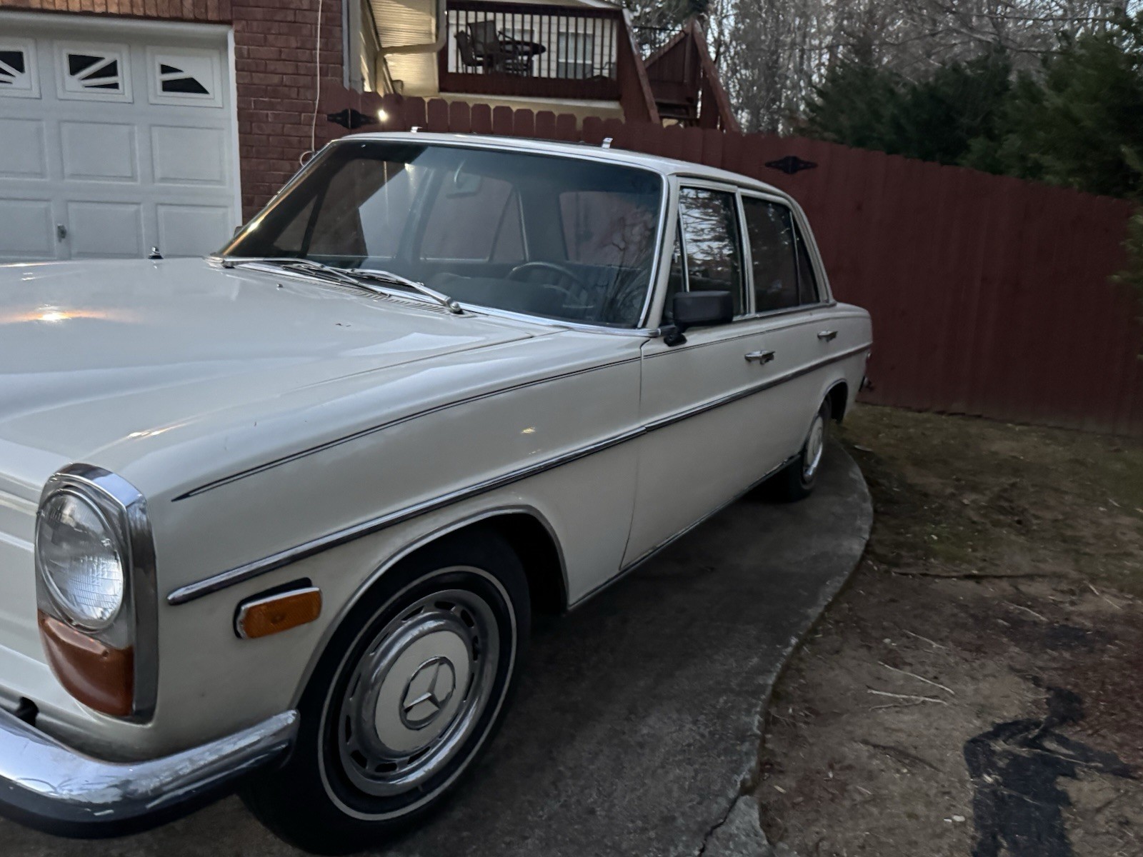 Mercedes-Benz-200-Series-1969-Sedan-4