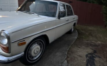 Mercedes-Benz-200-Series-1969-Sedan-5