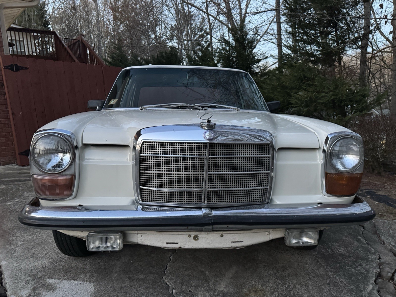 Mercedes-Benz-200-Series-1969-Sedan-6