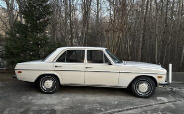 Mercedes-Benz-200-Series-1969-Sedan-7