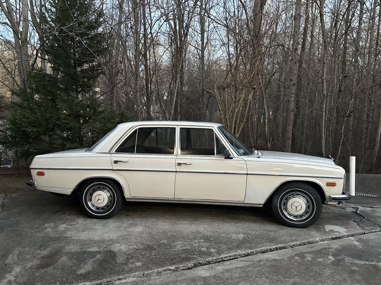 Mercedes-Benz-200-Series-1969-Sedan-7