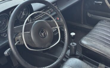 Mercedes-Benz-200-Series-1969-Sedan-8
