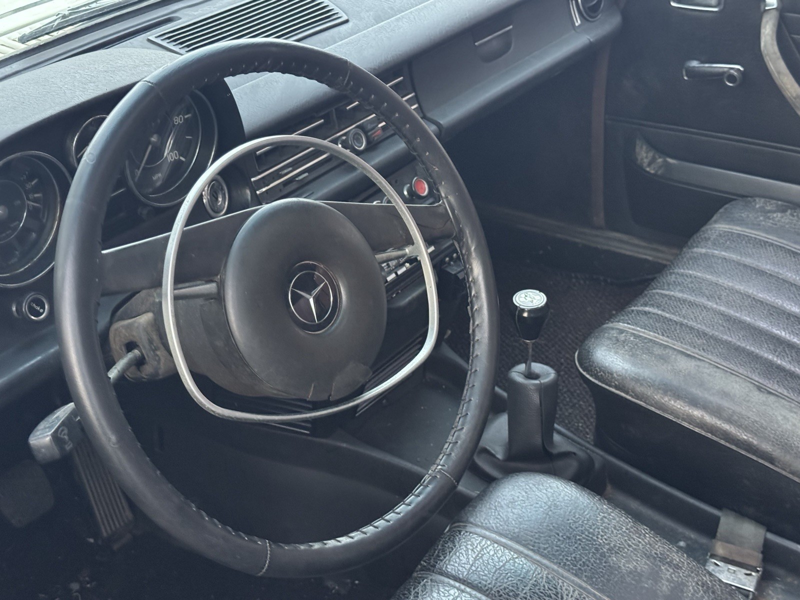 Mercedes-Benz-200-Series-1969-Sedan-8