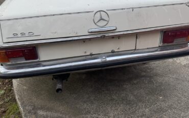 Mercedes-Benz-200-Series-1969-Sedan-9