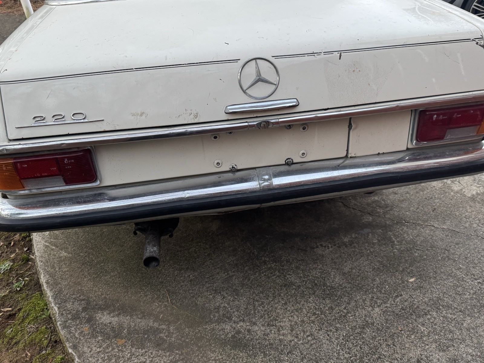 Mercedes-Benz-200-Series-1969-Sedan-9