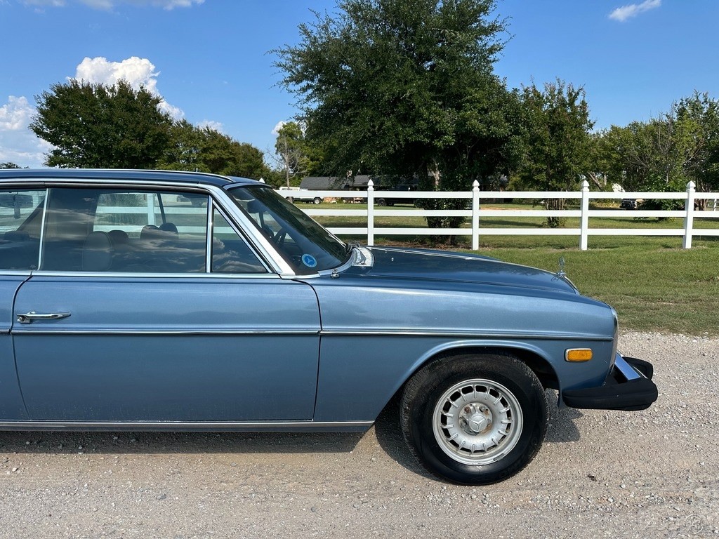 Mercedes-Benz-200-Series-1974-Coupe-10