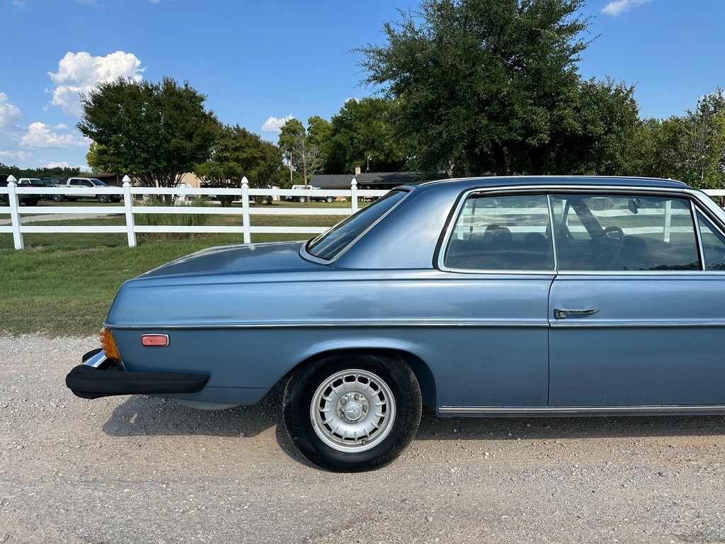 Mercedes-Benz-200-Series-1974-Coupe-11