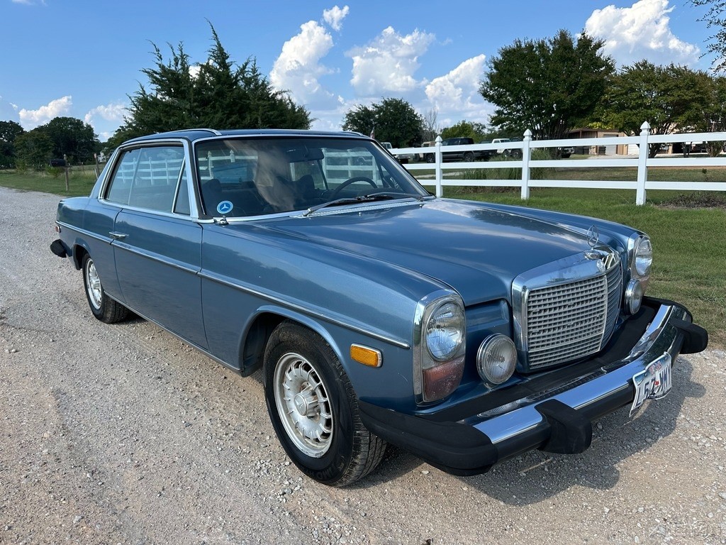 Mercedes-Benz-200-Series-1974-Coupe-2