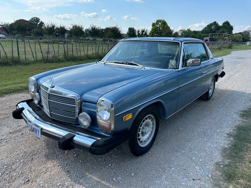 Mercedes-Benz-200-Series-1974-Coupe-3