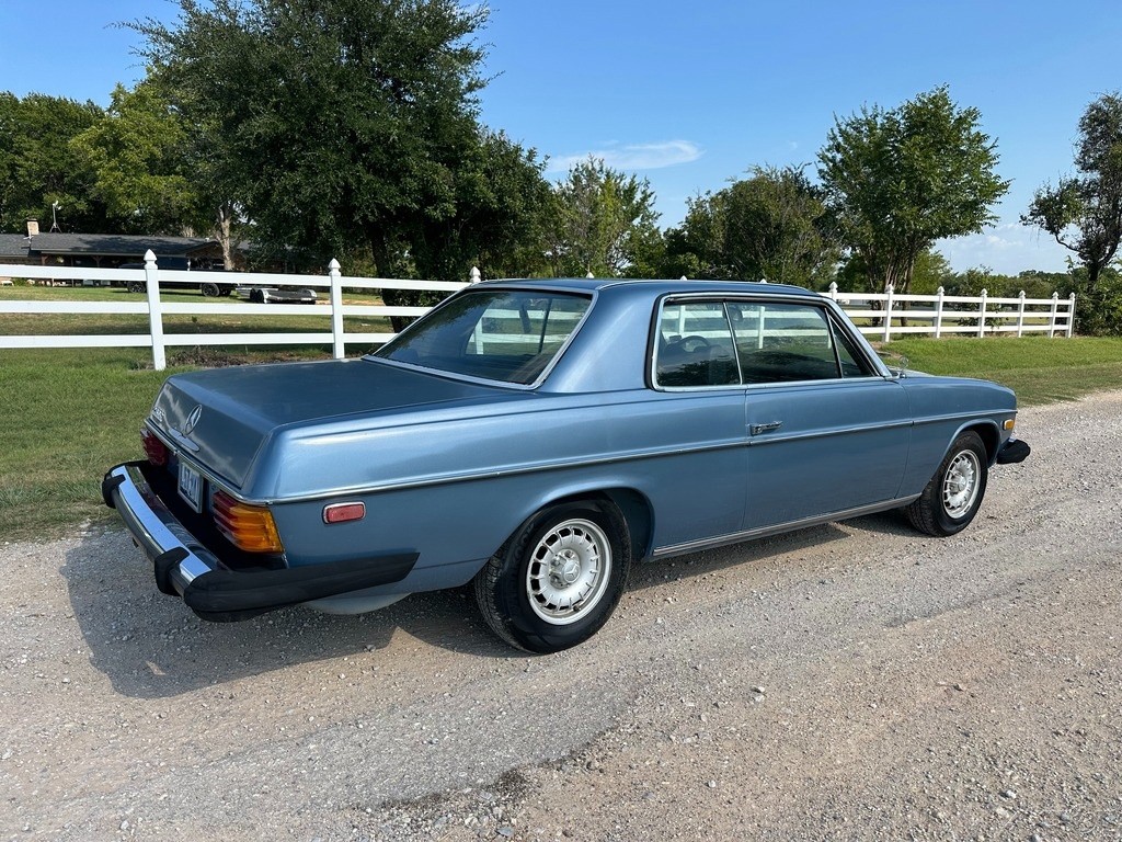 Mercedes-Benz-200-Series-1974-Coupe-6