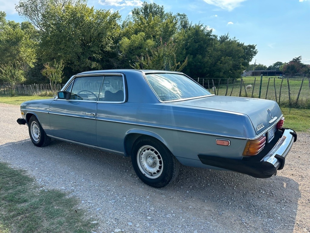 Mercedes-Benz-200-Series-1974-Coupe-7