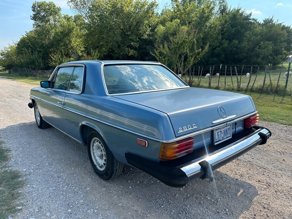 Mercedes-Benz-200-Series-1974-Coupe-8