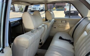 Mercedes-Benz-240D-1976-5