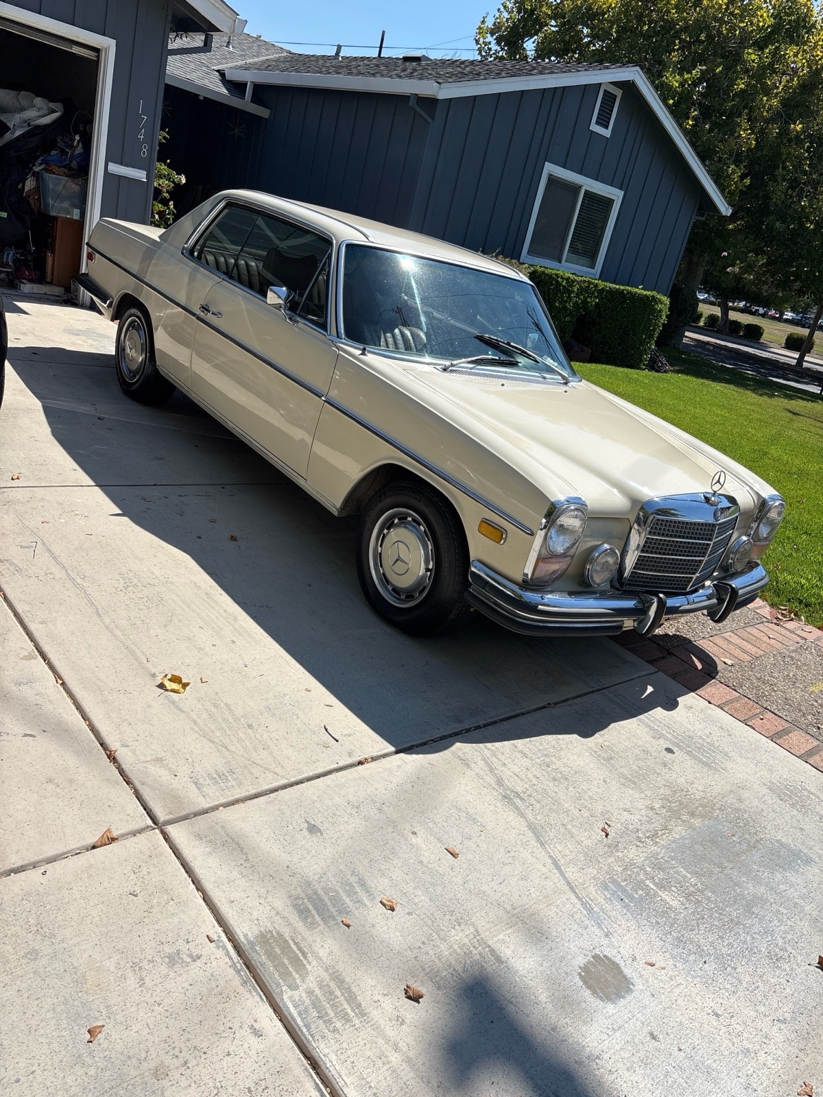 Mercedes-Benz-250-C-Coupe-1972-1
