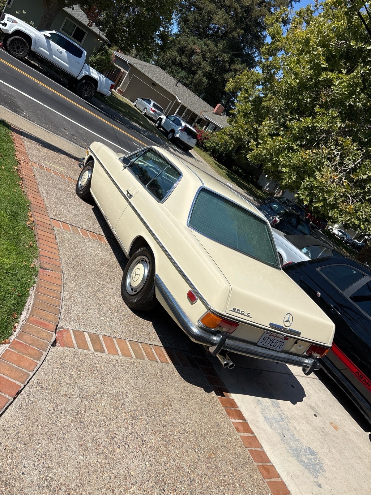 Mercedes-Benz-250-C-Coupe-1972-3