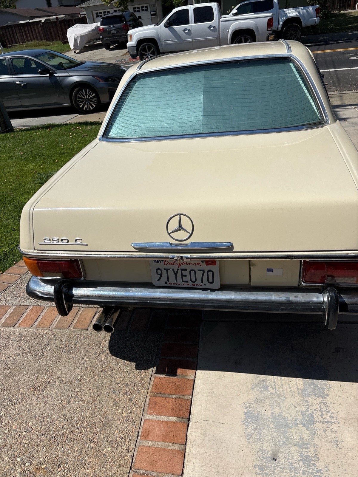 Mercedes-Benz-250-C-Coupe-1972-4