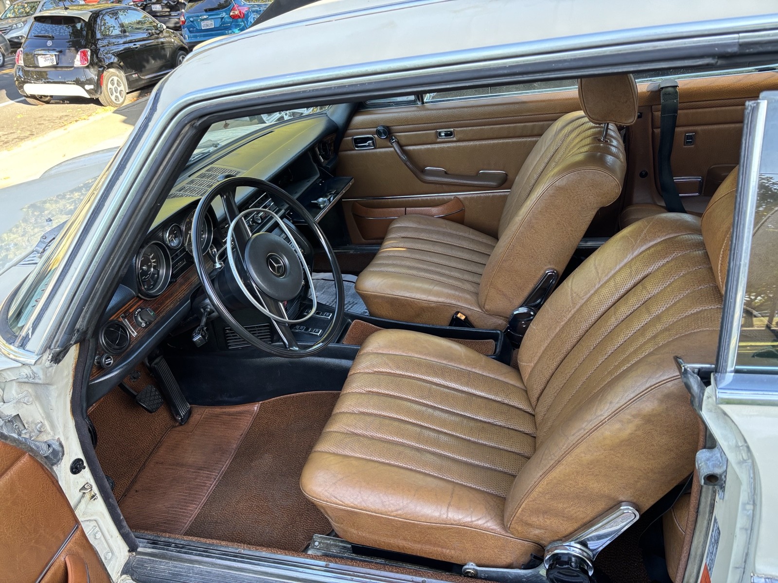Mercedes-Benz-250-C-Coupe-1972-Coupe-17