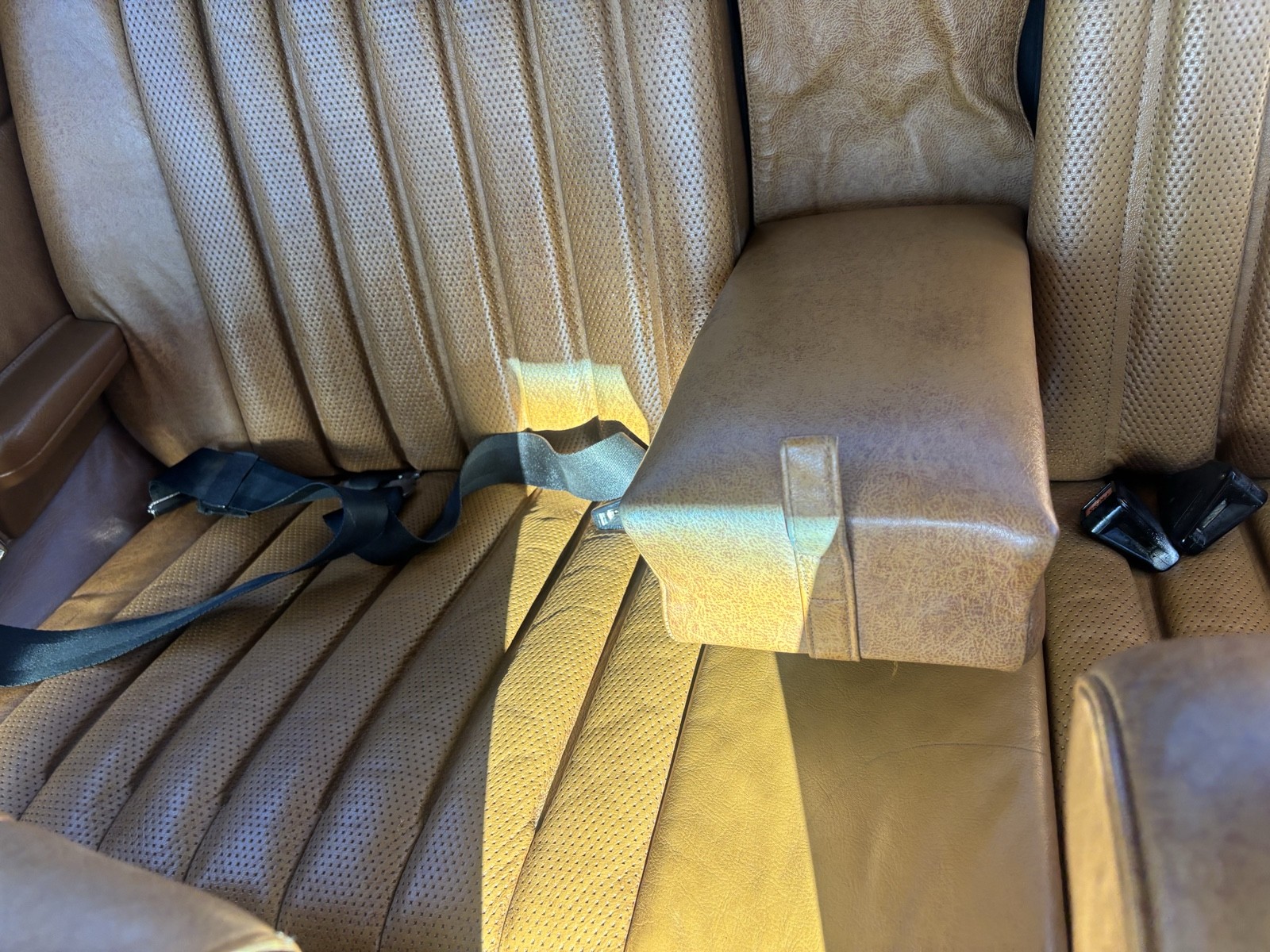 Mercedes-Benz-250-C-Coupe-1972-Coupe-23
