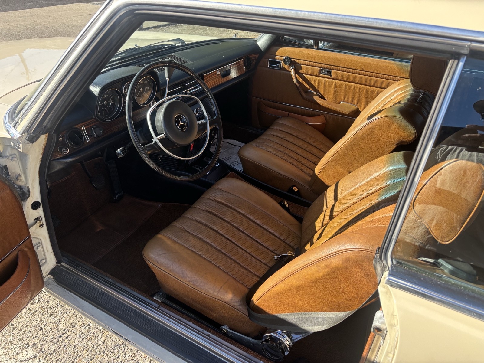 Mercedes-Benz-250-C-Coupe-1972-Coupe-24