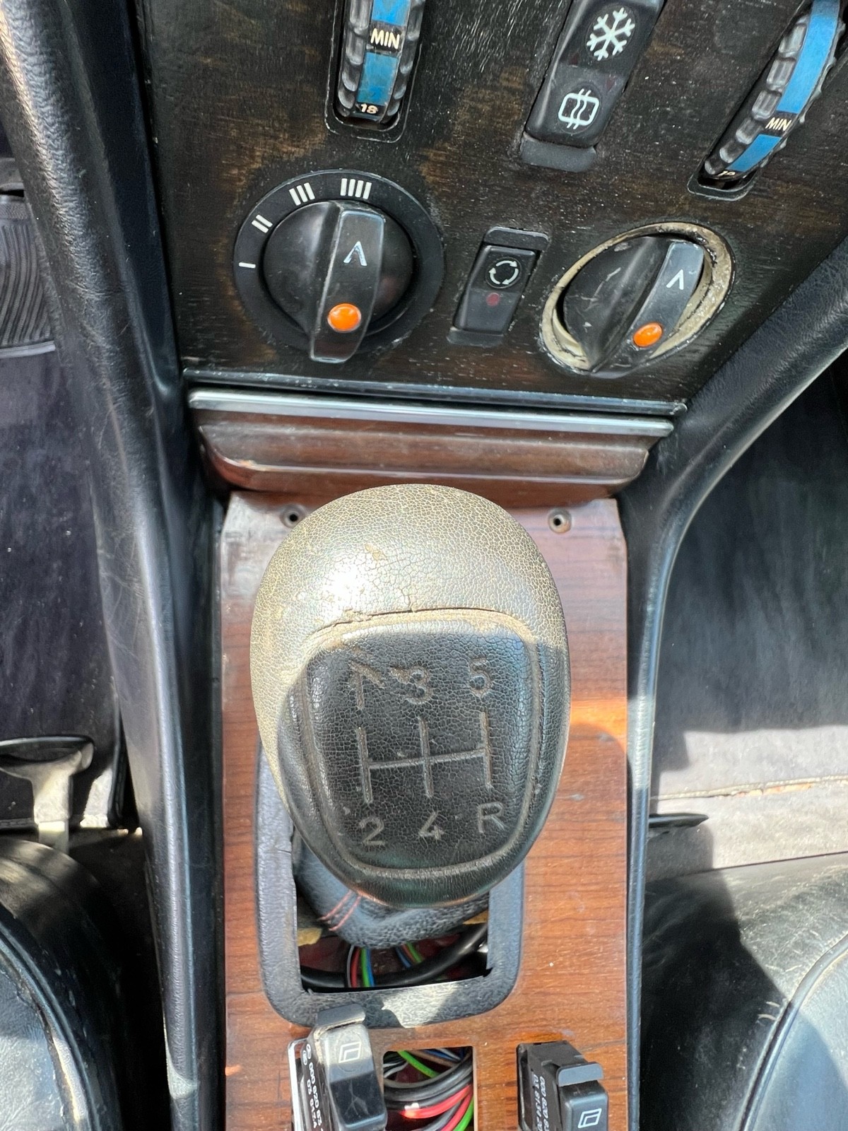 Mercedes-Benz-280-SL-1983-32