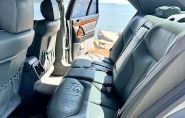 Mercedes-Benz-300-SE-1992-Sedan-18