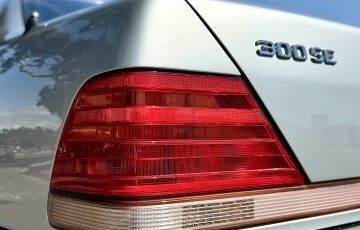 Mercedes-Benz-300-SE-1992-Sedan-7