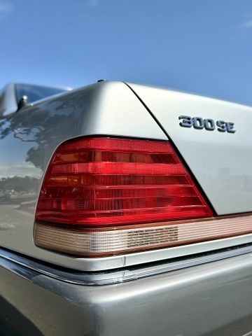 Mercedes-Benz-300-SE-1992-Sedan-7