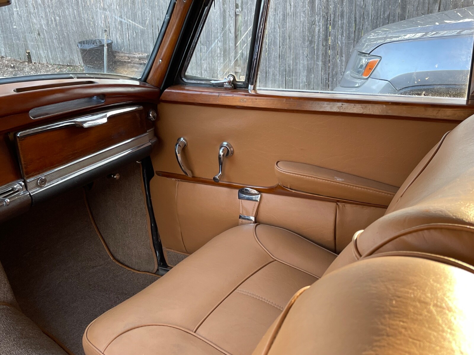 Mercedes-Benz-300-Series-1958-Sedan-10